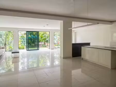 fréjus  excellente visibilité local commercial 160 m2