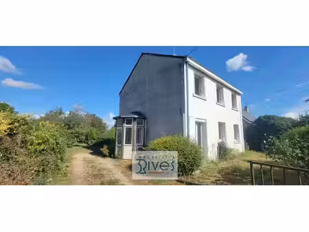 maison année 70 a fort potentiel avec un beau terrain