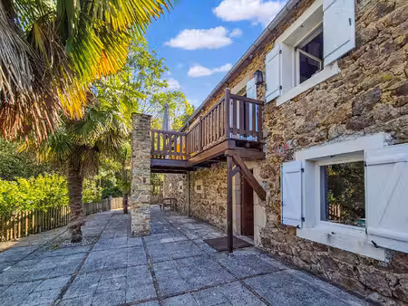 corrèze. près d'argentat. magnifique grange en pierre réaménagée comprenant 5 chambres  un