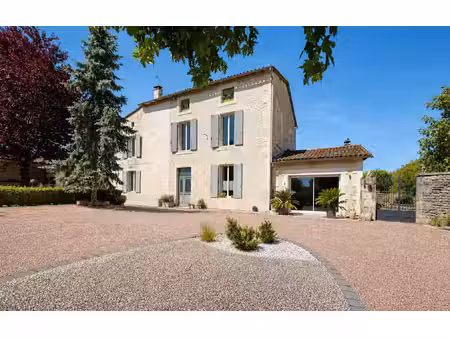 située au coeur de verteuil-sur-charente  village historique