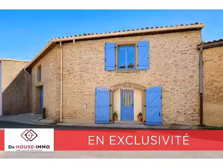maison de caractère en pierre avec cours intérieures  cave viticole et solarium