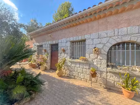 laghet  maison individuelle de plain-pied  pas de vis-a-vis  calme  terrain arbore 3825m²