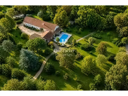 maison montpon menesterol 348 m2  piscine  parc de 18000 m²