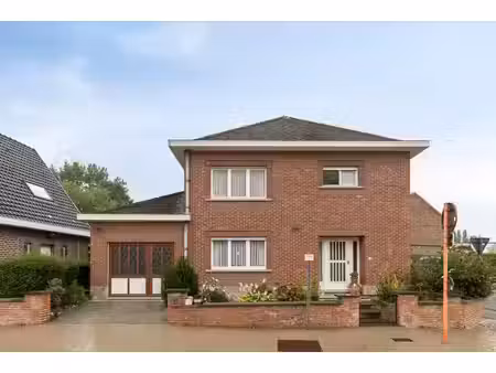 maison 3 façades à rénover avec 3 chambres et garage!