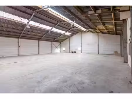 4km de la e411 - bel espace stockage/atelier