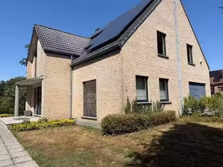 spacieuse villa 4ch. avec jardin  piscine chauffée  car-port