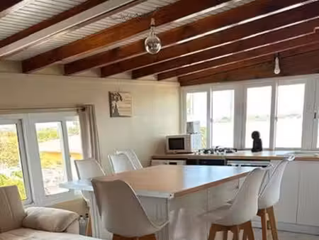 a loué magnifique haut de villa de deux pièces meublé vue sur mer terrasse couverte