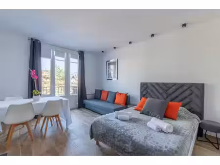 lumineux appartement avec balcon vue degagee sur les quais de de