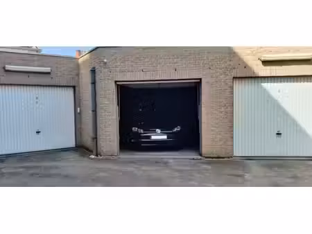 spacieux box fermé de 23 m² - centre ostende