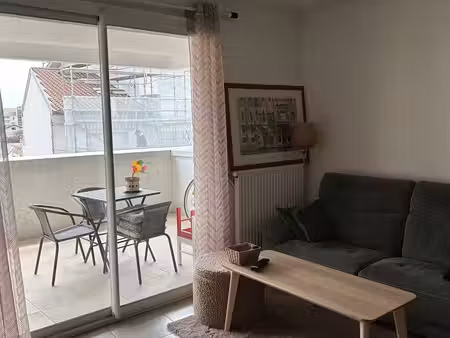 appartement en excellent état en plein centre ville avec terrasse et parking