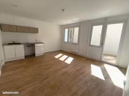 a louer t2 rénové 38 m² en rdc avec cour privée extérieure – elbeuf centre