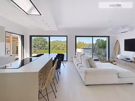 très belle maison contemporaine et sa vue dégagée