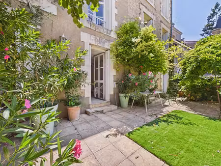 demeure de caractère de 376 m2 sur le plateau de poitiers avec 10 chambres et jardin