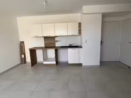 location appartement 2 pièces 47 m² à hyères (83400)