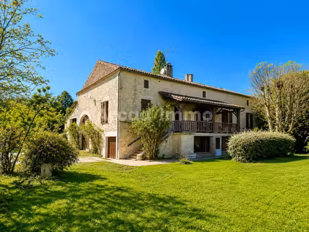 belle propriété en pierre avec ses dépendances sur 2.4 ha.