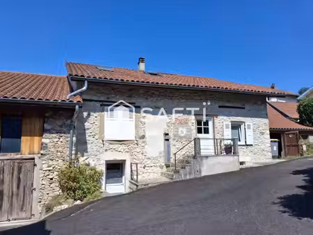 maison de village en pierre rénovée avec goût  vue sur la sure