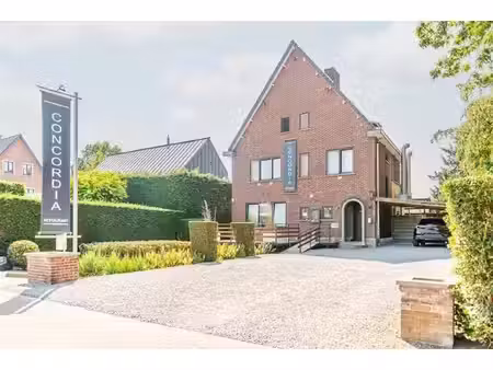 karakteristiek handelshuis met ruime bovenwoning op toplocatie nabij maasmechelen