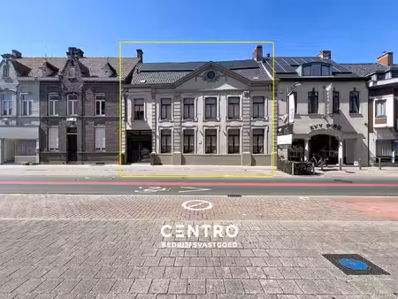 prachtig herenhuis (thans restaurant met woning) met parkeerterrein en 3 garages op 50m va