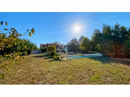 maison impeccable 3 chambres  vie de plain-pied  piscine et sous-sol complet