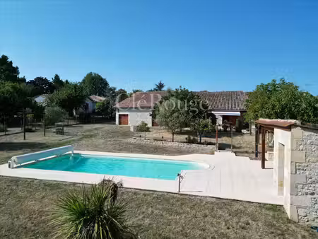 charmante propriété à la campagne avec piscine  vues dégagées et beau potentiel...