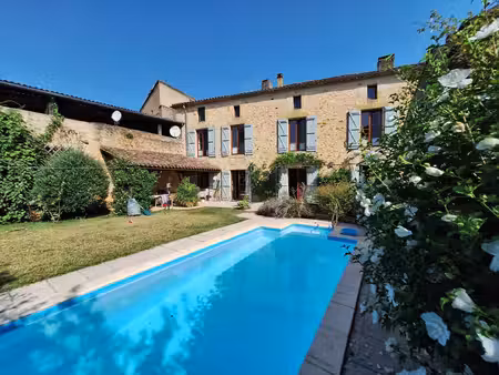 ancien presbytère avec piscine.