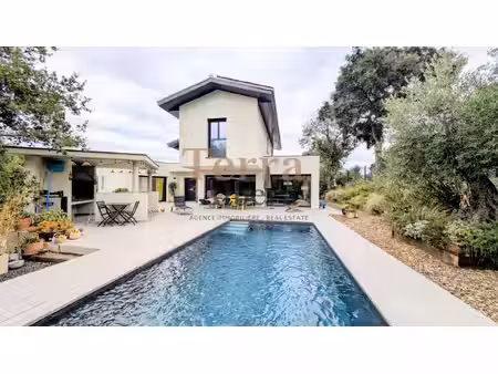 villa contemporaine récente avec piscine  grand terrain  au calme et sans vis à vis