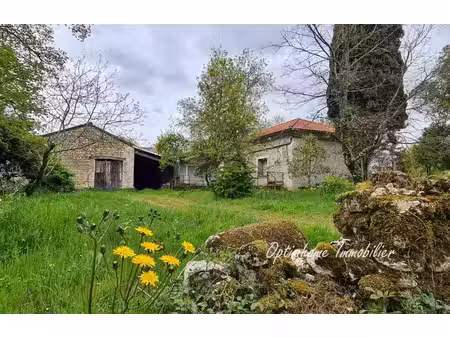 corps de ferme en pierres avec terres