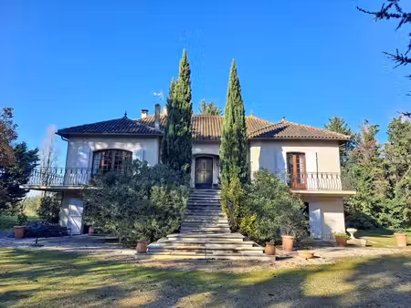 agréable maison avec grand jardin et piscine