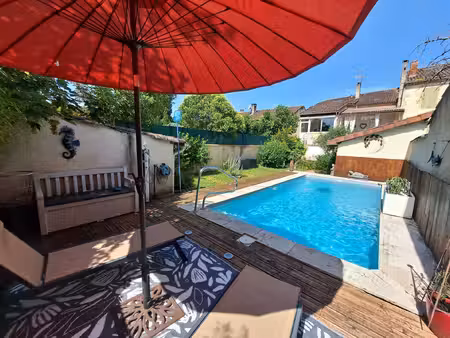 superbe maison de ville rénovée avec jardin  piscine et logeme
