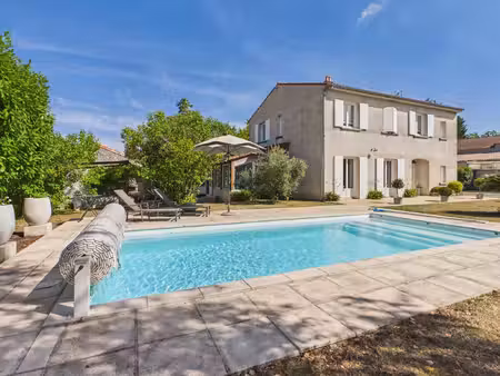 spacieuse maison de village avec piscine et jardin intérieur