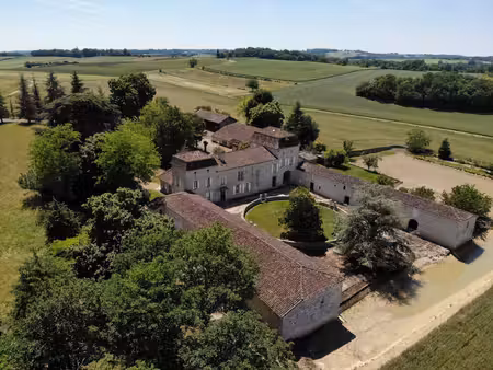 demeure de caractère entourée de 9 hectares