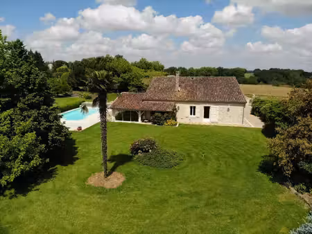 belle maison en pierre avec piscine et grande grange