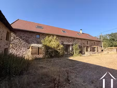 belle ferme rénovée spacieuse avec grange et dépendance avec terrasse couverte. entourée..