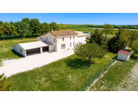 maison 7 pièces sur un terrain de 9000m2