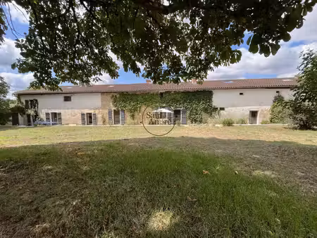 propriété charentaise de caractère avec piscine et dépendanc