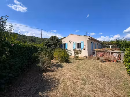 villa de plain-pied de 78 m2 au calme avec terrain plat  et deux garages.