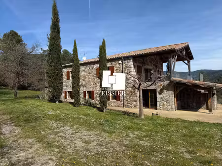 grande maison en pierres avec terrain