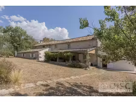 belle et spacieuse propriété en pierre avec piscine et 3 8 hectares de terrain.