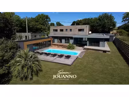maison haut de gamme en ossature bois avec piscine