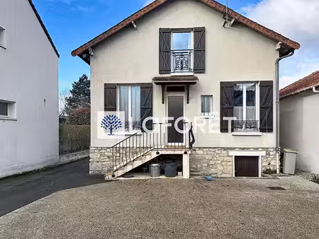 maison sur 3 niveaux avec un sous sol - fort potentiel - centre saint-nom