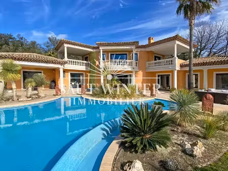 luxueuse villa avec piscine  très belle vue
