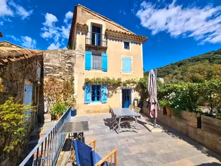 maison en pierre avec gîtes  annexes et piscine