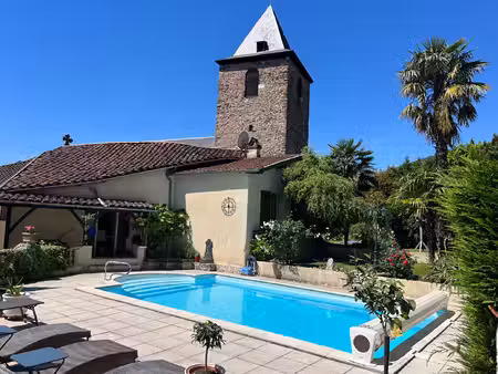 élégante propriété de caractère avec trois habitations  piscine et cadre privilégié