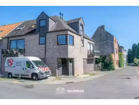 welgelegen opbrengsteigendom met 3 appartementen & garage...