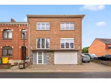 maison semi-mitoyenne de type bel-étage avec garage