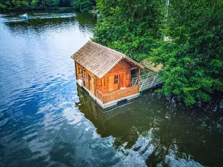 sablons ? domaine privé de 7 hectares avec lac de 3 6 hectares  hébergements et potentiel.