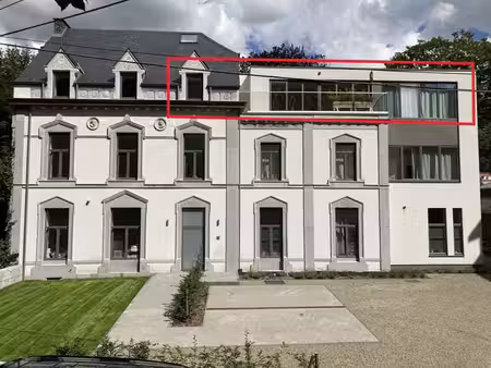 appartement moderne avec balcon et vue verdoyante