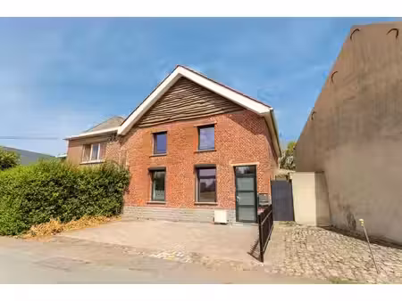 spacieuse maison avec 4 chambres et agréable cour à petit-e