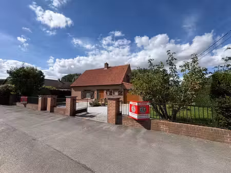 villa érigée sur 1828m² avec 4 chambres  garage  jardin e...