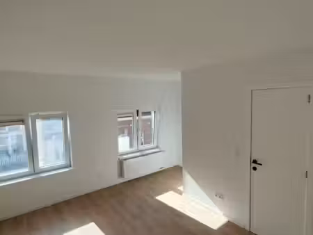 chambre meublée remis à neuf avec salle de douche privative